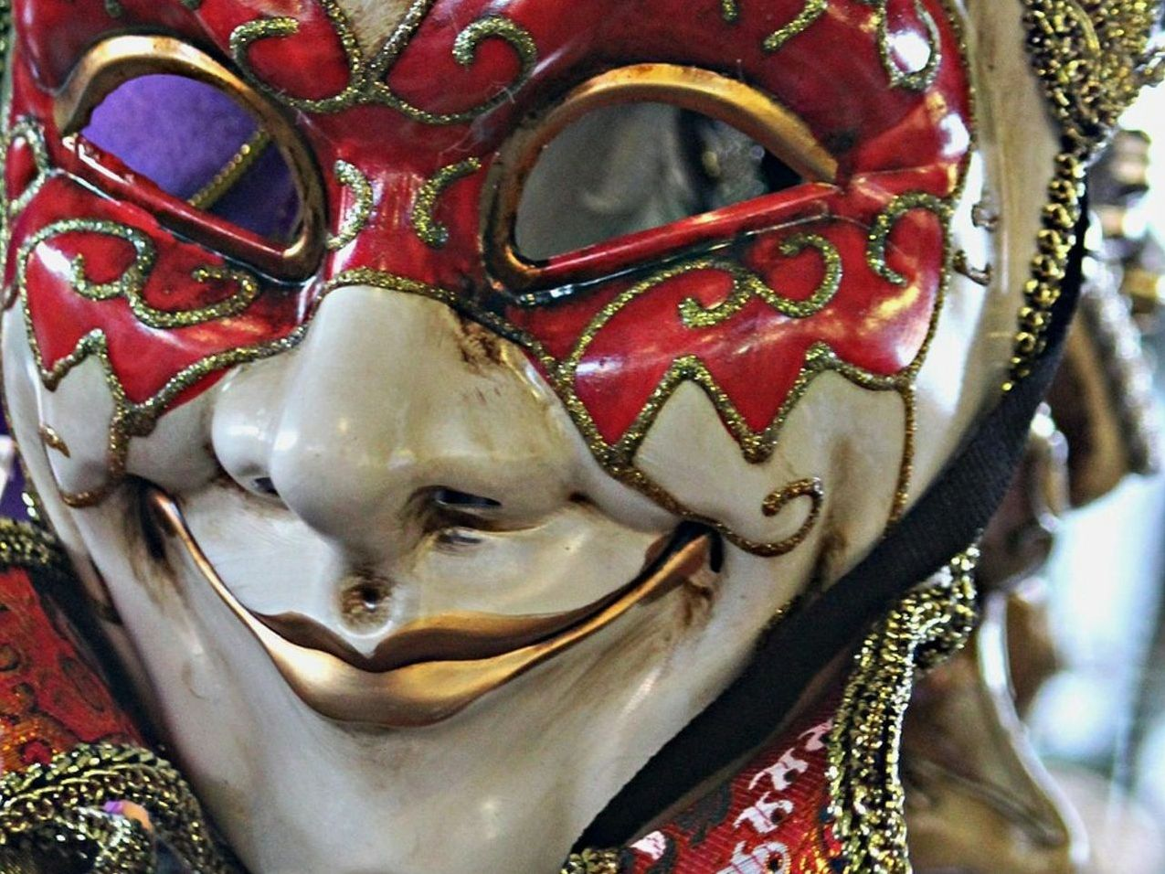 Roda da sorte iluminada com atrações do festival