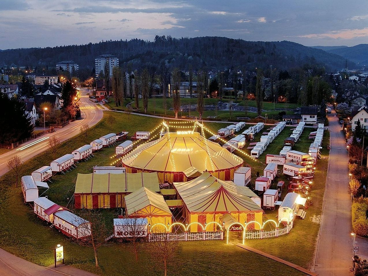 Parque aberto com tendas e palco ao fundo